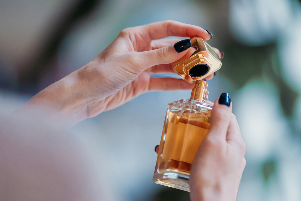 dłonie z perfumami