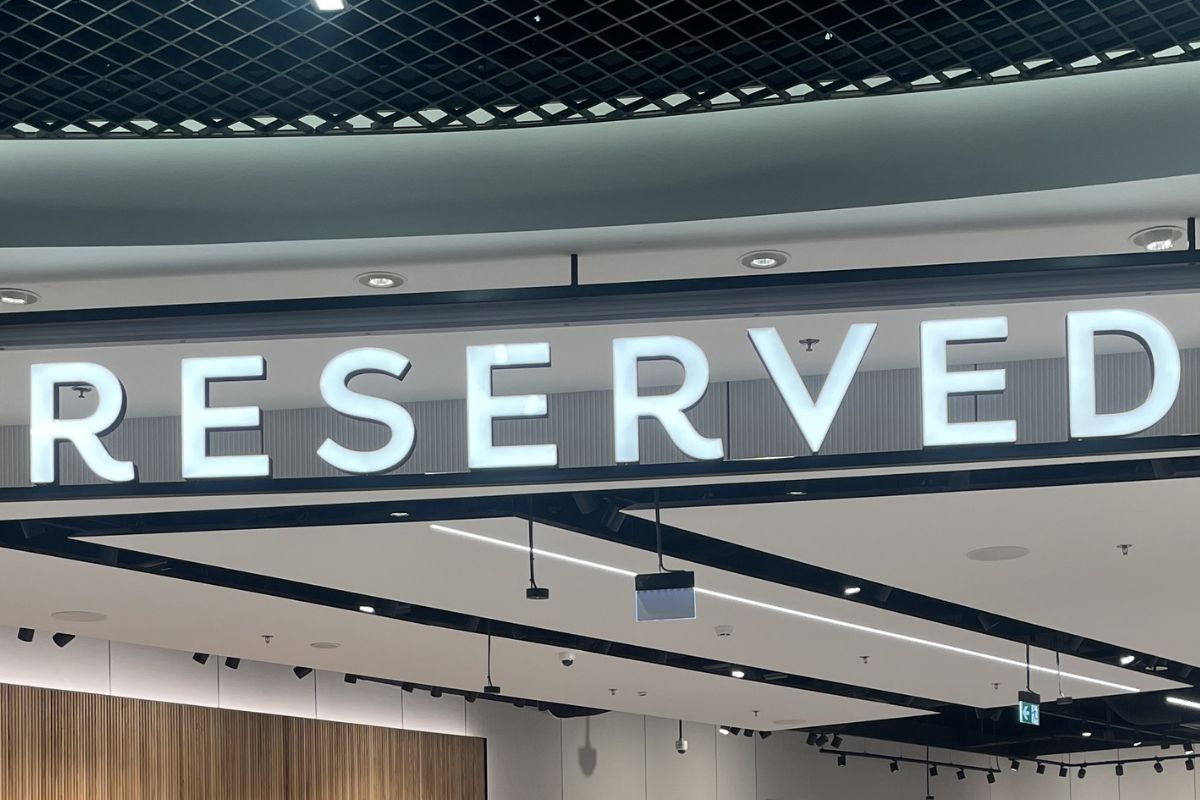 Brązowe jeansy z Reserved