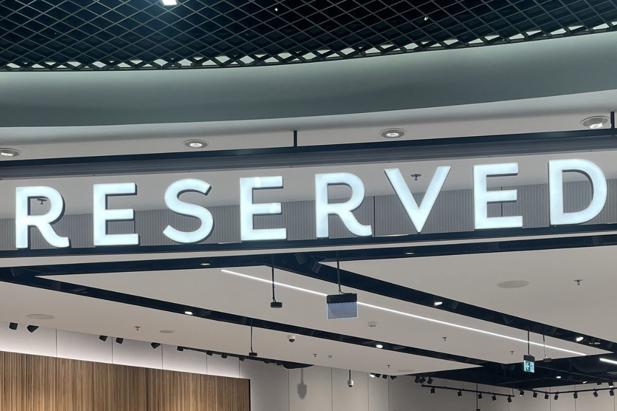Brązowe jeansy z Reserved