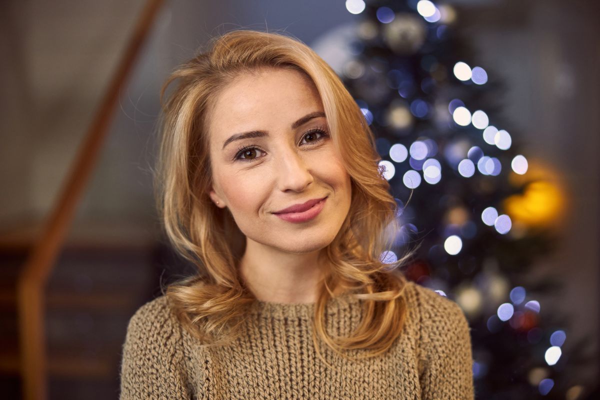 blondynka na tle choinki