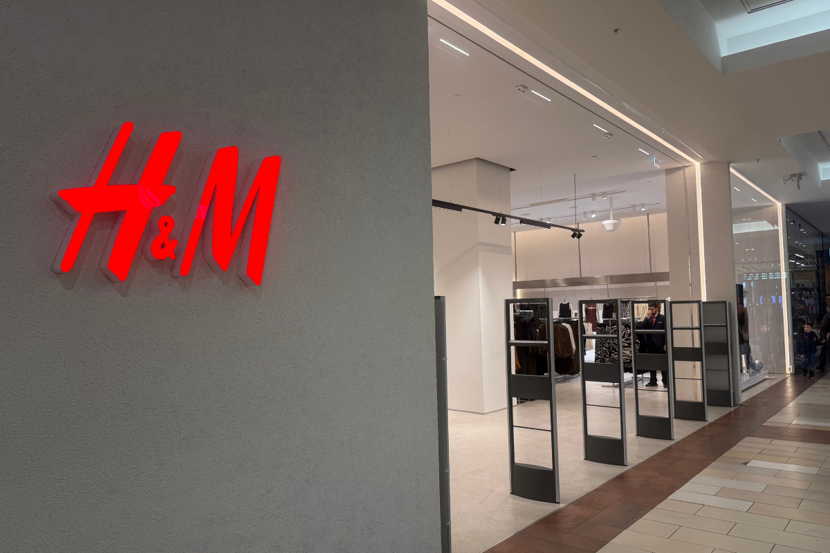 Czarny top z H&amp;M za 59,99 idealna stylizacja świąteczna last minute