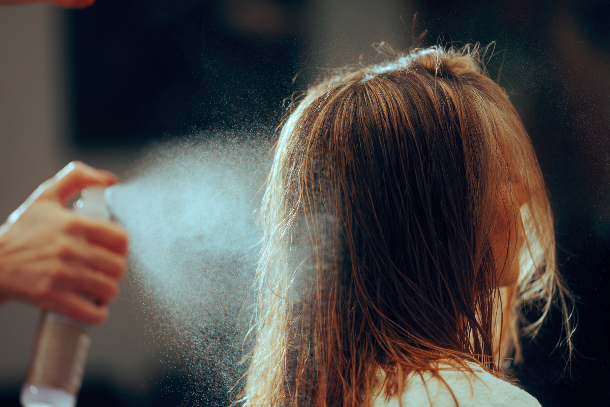 Spray rozświetlający 3w1 za 18,99 zł w Rossmannie - HIT karnawału