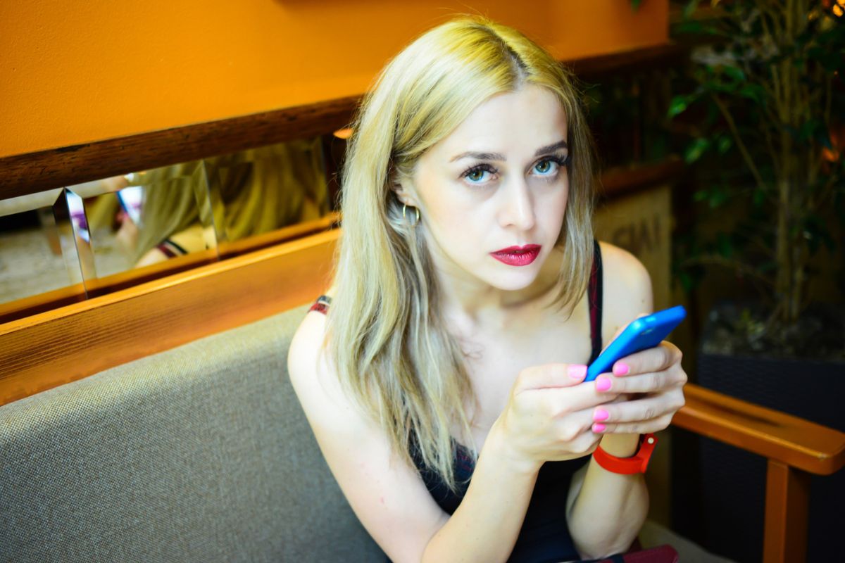 Przez 1 krótki SMS zamieniłam nudną imprezę w królestwo plotek