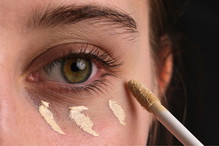 Korektor Eveline Cosmetics z Rossmanna