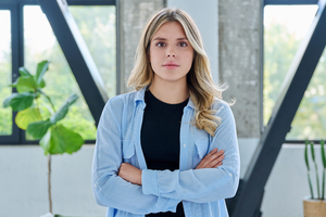 pewna siebie dziewczyna