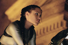 Lara Croft hair to hit wiosny 2026. Fryzura z pasmami z przodu wraca