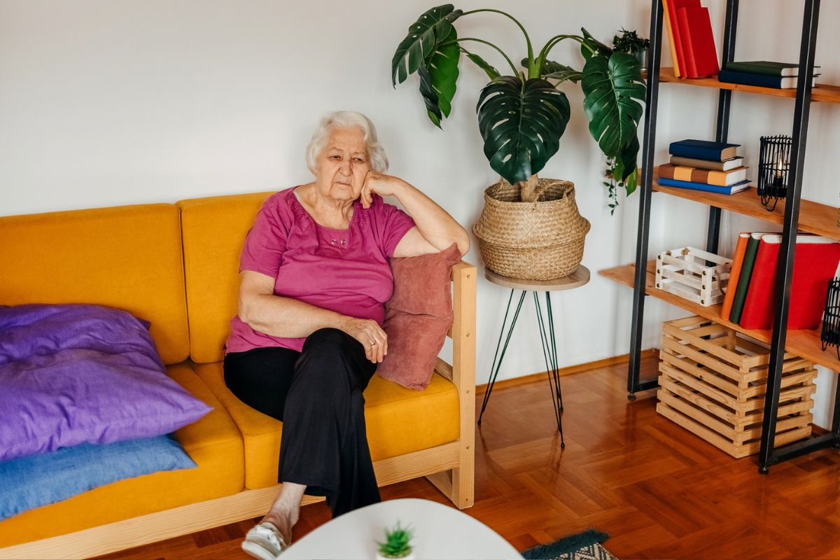 kobieta 70+ zamyślona i poważna