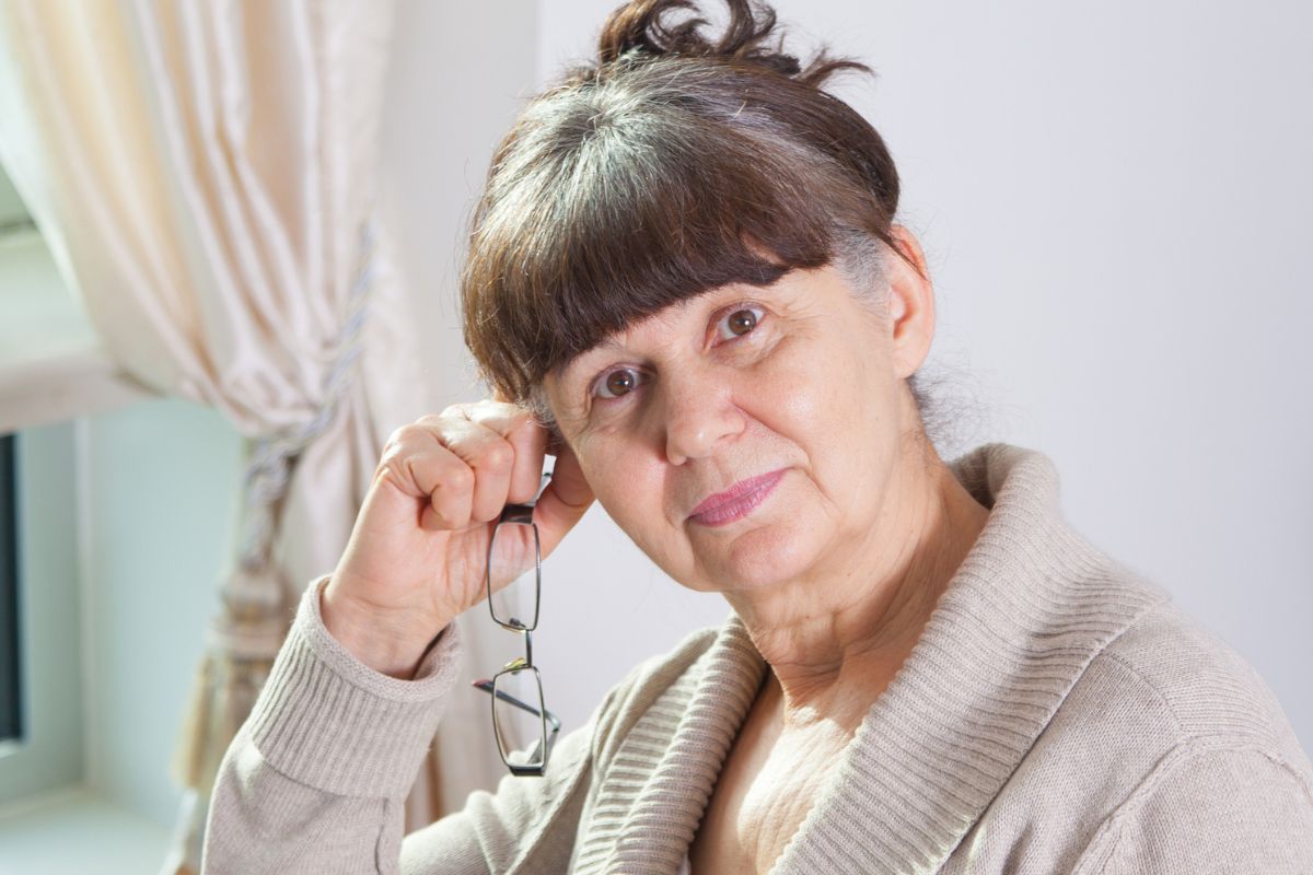 kobieta 60+ zamyślona i smutna