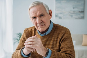 Zamyślony starszy mężczyzna