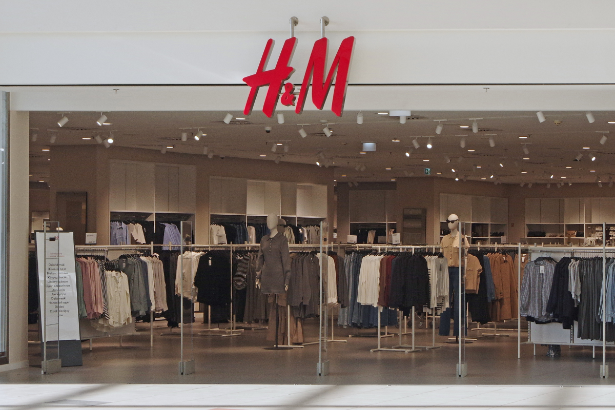 Materiałowe spodnie scandi forest z H&amp;M to hit wiosny 2026