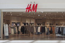 Materiałowe spodnie scandi forest z H&M to hit wiosny 2026