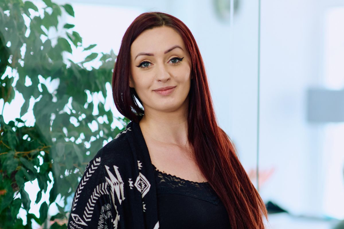 kobieta 30+ patrzy prosto w obiektyw aparatu