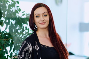 kobieta 30+ patrzy prosto w obiektyw aparatu