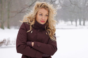Zamyślona kobieta zimą