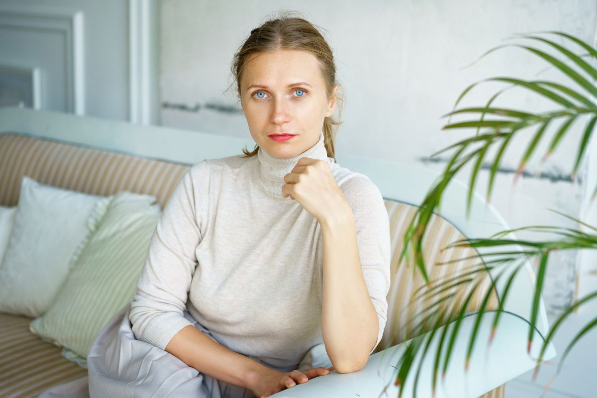 kobieta 30+ patrzy prosto w obiektyw aparatu