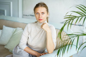 kobieta 30+ patrzy prosto w obiektyw aparatu