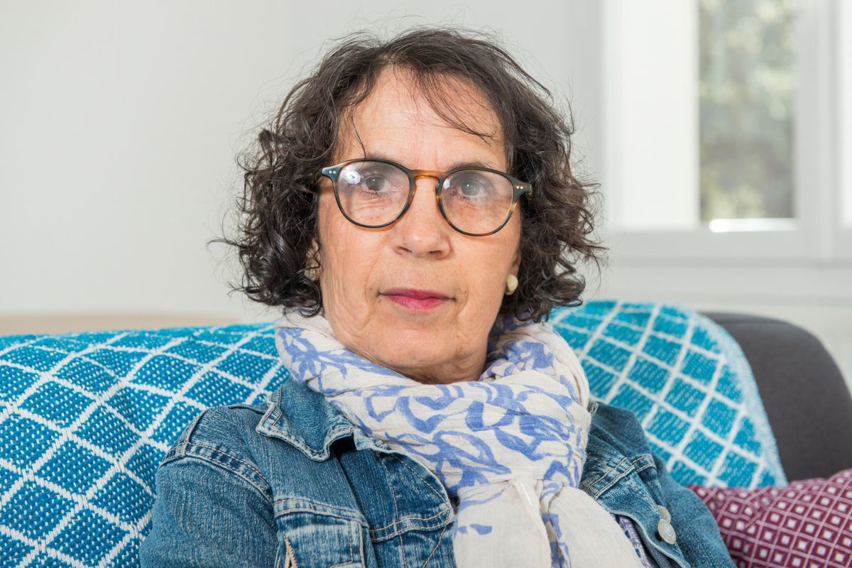 kobieta 60+ patrzy prosto w obiektyw aparatu
