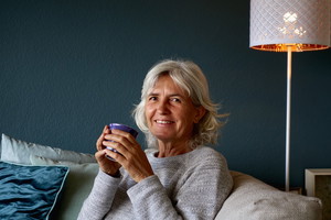 seniorka z herbatą