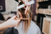 Side-Swept Bangs – grzywka na bok jak z 2000. wraca w lutym 2026