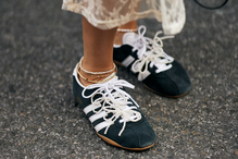 Sneakersy do spódnicy – 5 top modeli na wiosnę 2026 za max 89,99 zł