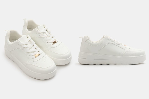 Sneakersy z ozdobnym złotym detalem z Sinsay