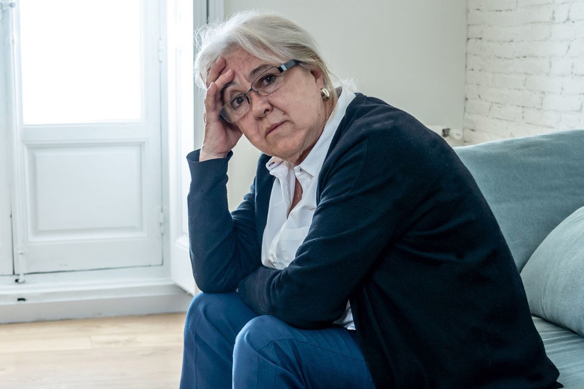 Zmartwiona starsza kobieta