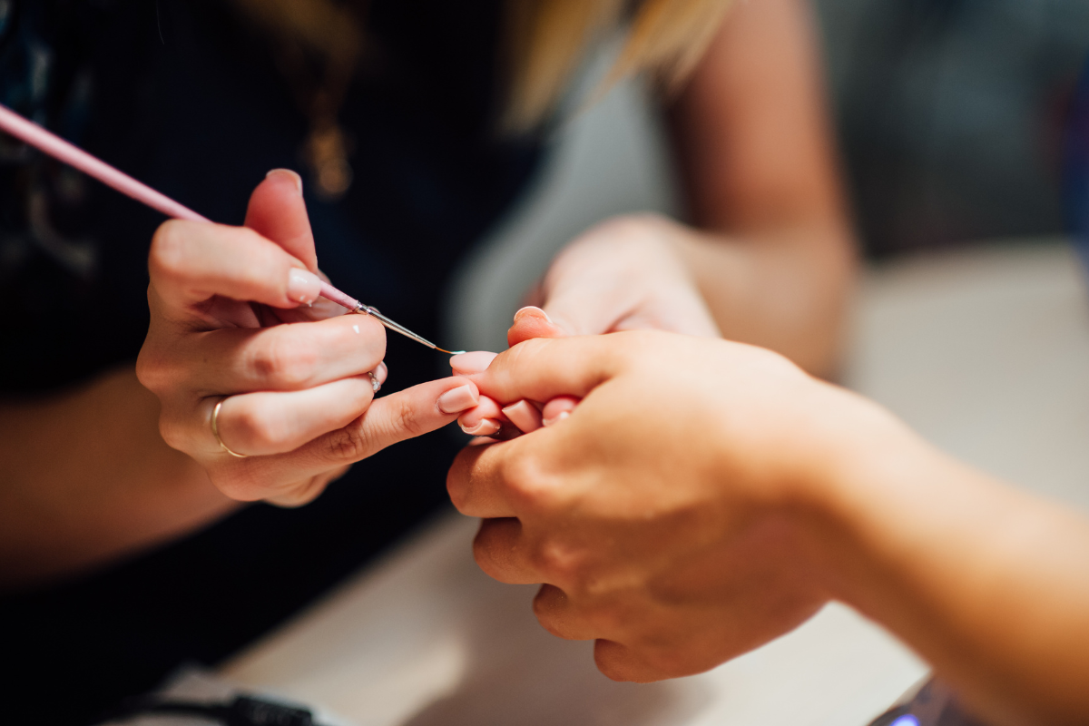 Baroque Nails to modne paznokcie na luty 2026 - top 3 inspiracje