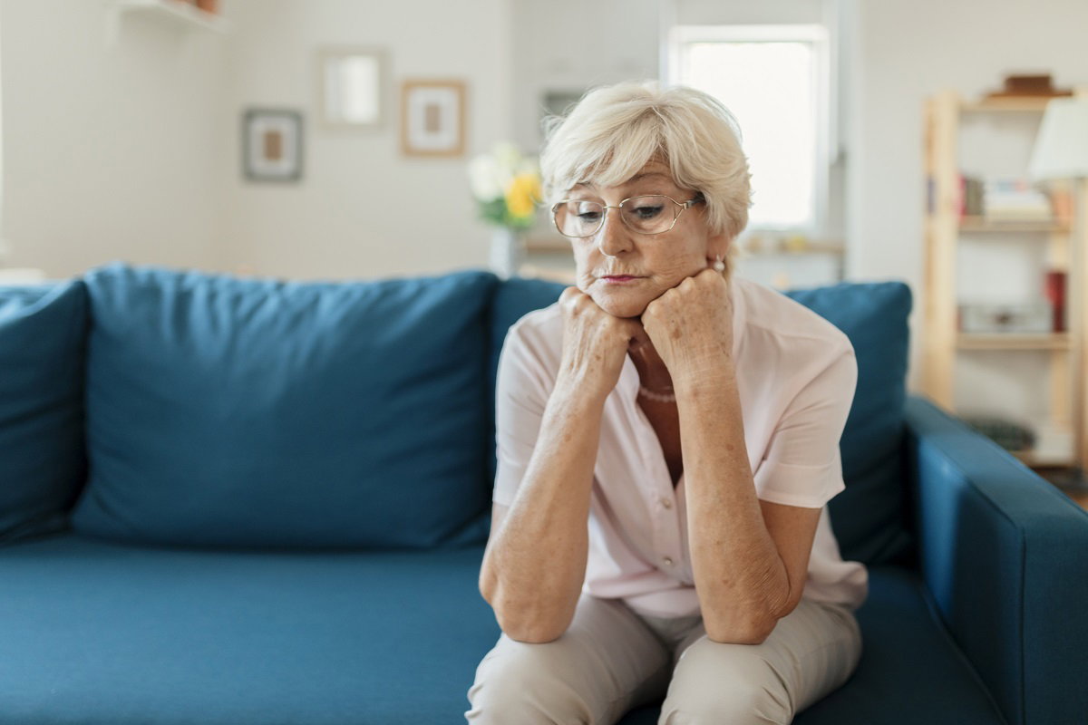 zmartwiona seniorka