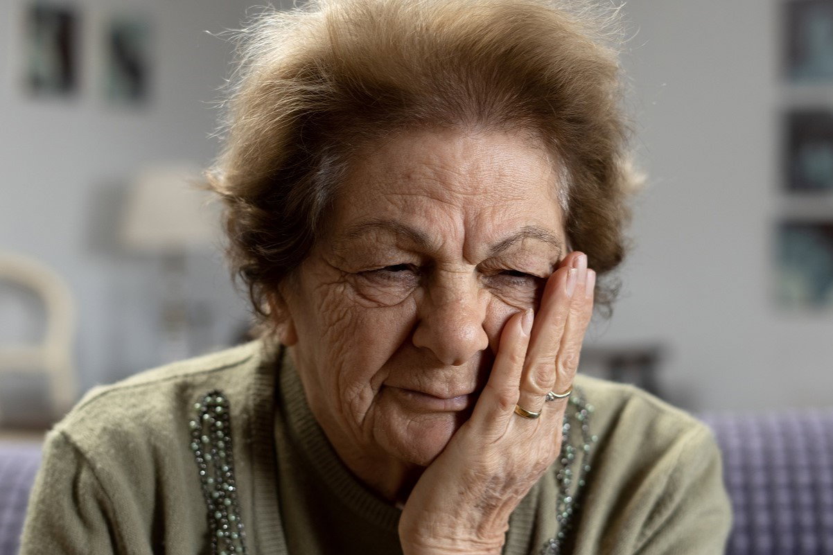 zmartwiona seniorka