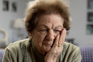 zmartwiona seniorka