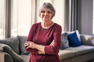 kobieta 60+ patrzy prosto w obiektyw aparatu