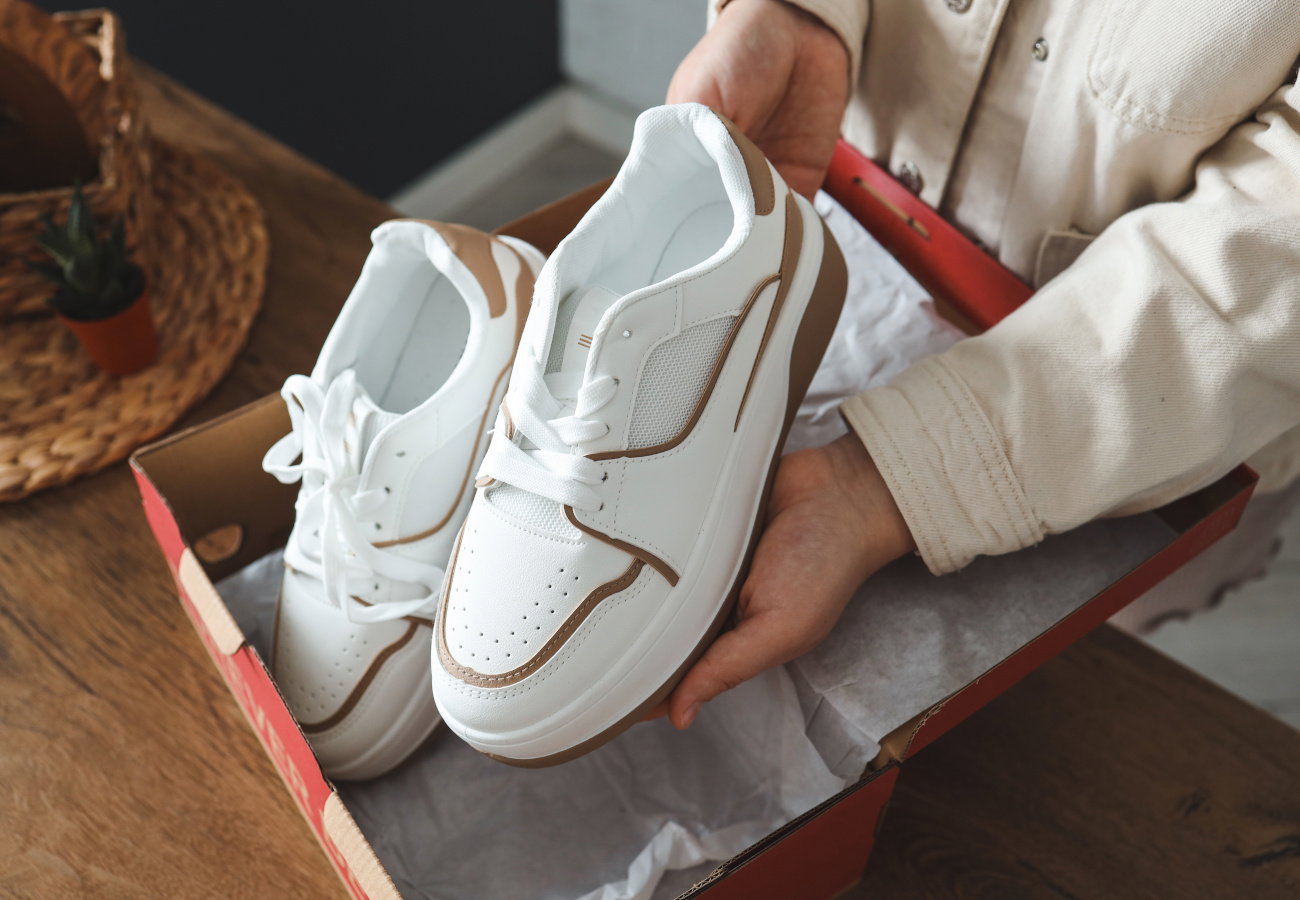 białe adidasy