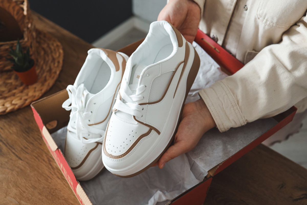 białe adidasy