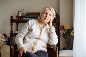 kobieta 60+ smutna