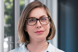 kobieta 30+ patrzy prosto w obiektyw aparatu
