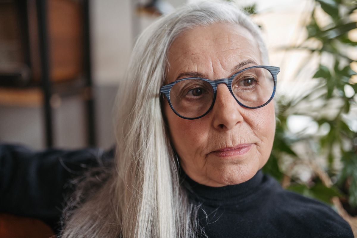 kobieta 60+ smutna