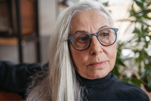 kobieta 60+ smutna