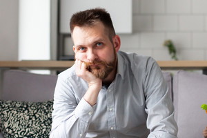 mężczyzna 30+ smutny