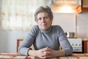 seniorka w kuchni