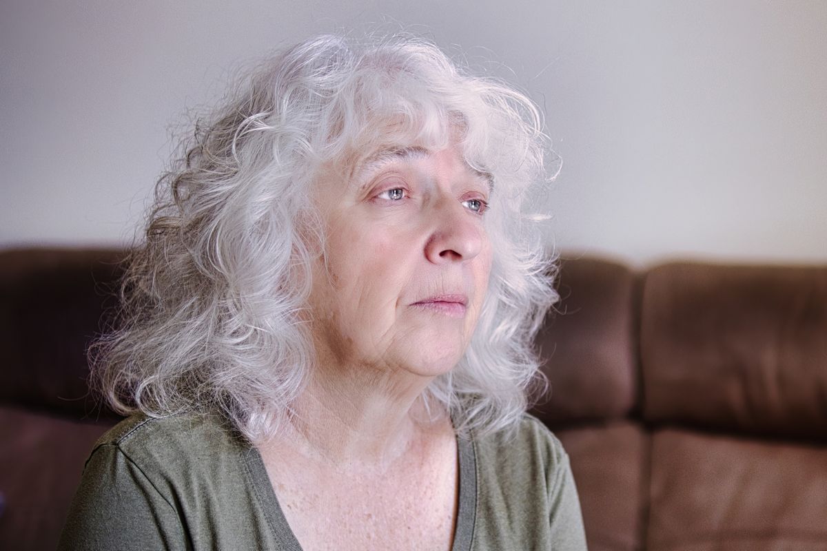 kobieta 60+ zamyślona i smutna