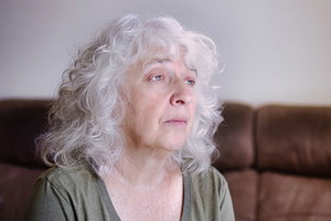 kobieta 60+ zamyślona i smutna