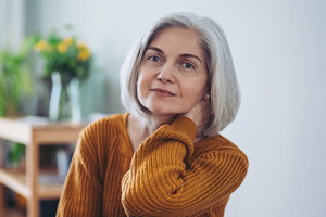 kobieta 50+ zamyślona i poważna