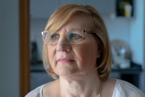kobieta 60+ zamyślona i smutna