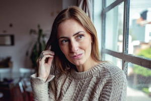 kobieta 30+ zamyślona i smutna