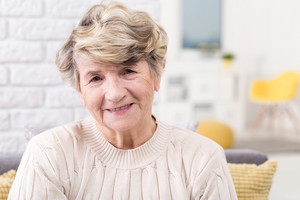 uśmiechnięta seniorka