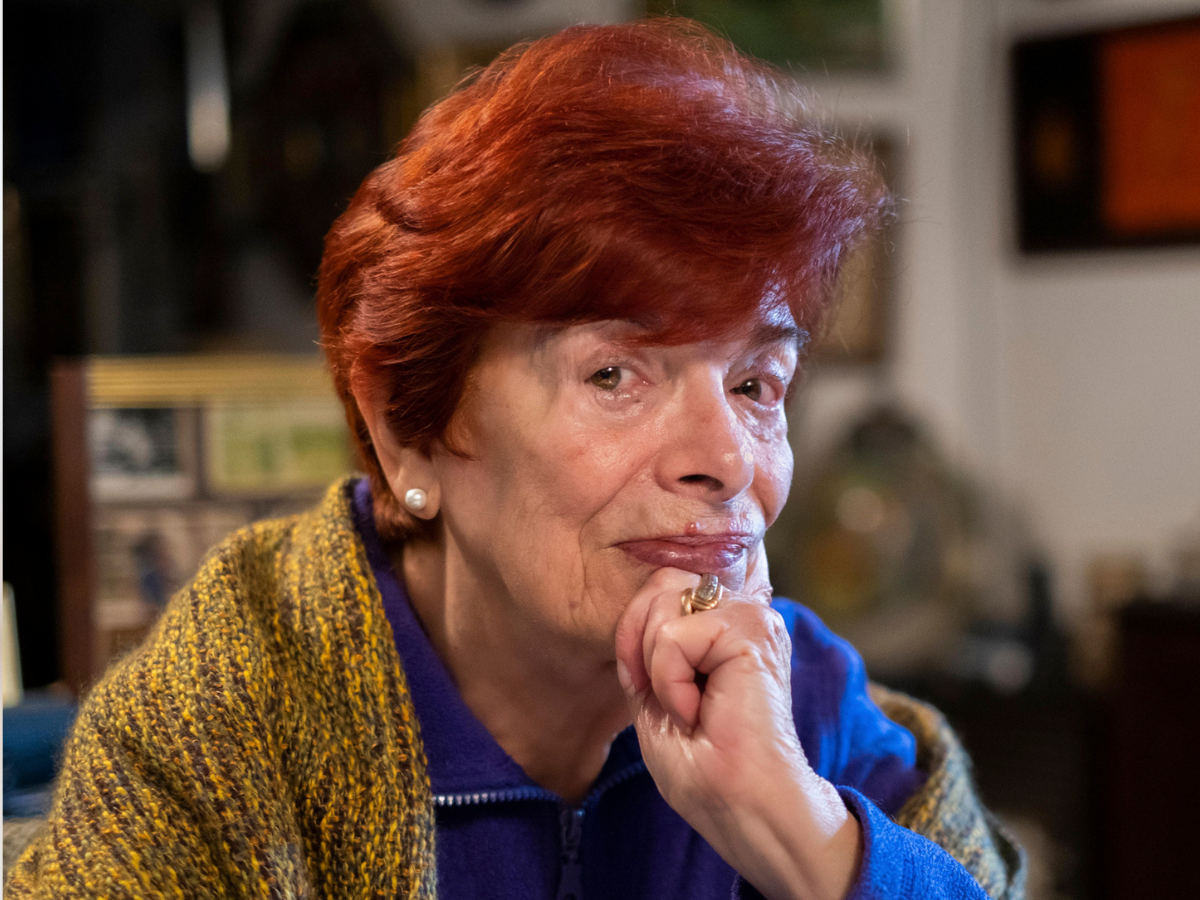 zamyślona kobieta