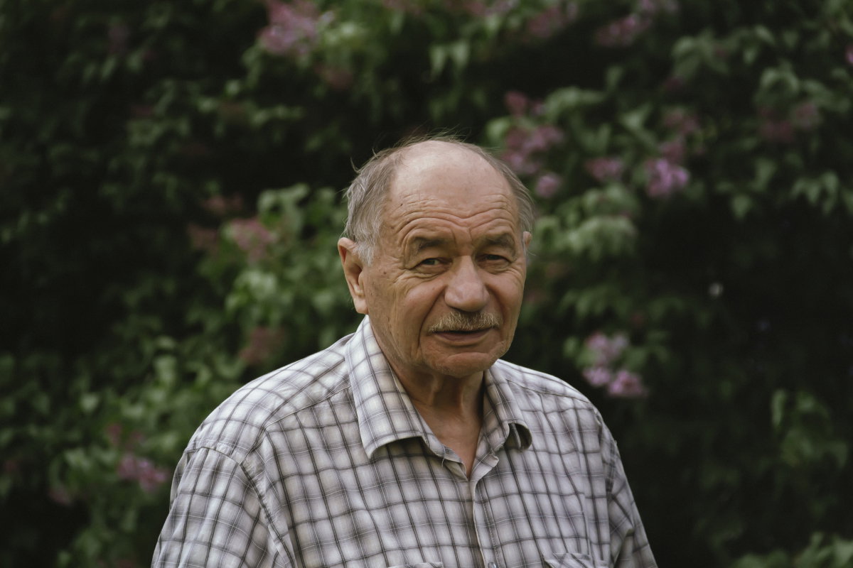 emeryt w parku