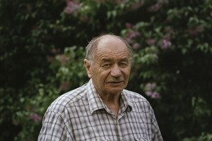 emeryt w parku
