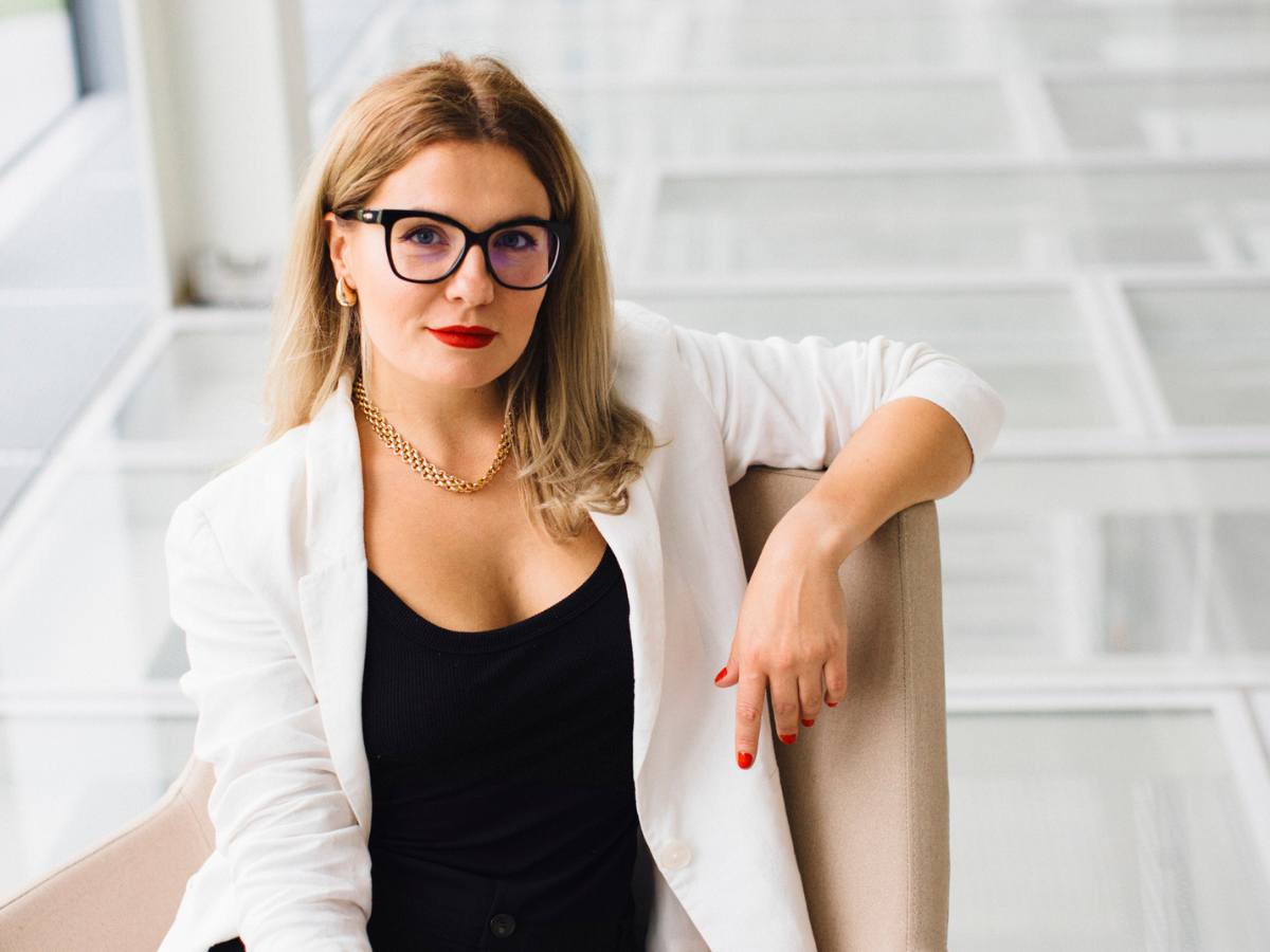 pewna siebie kobieta