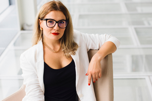 pewna siebie kobieta